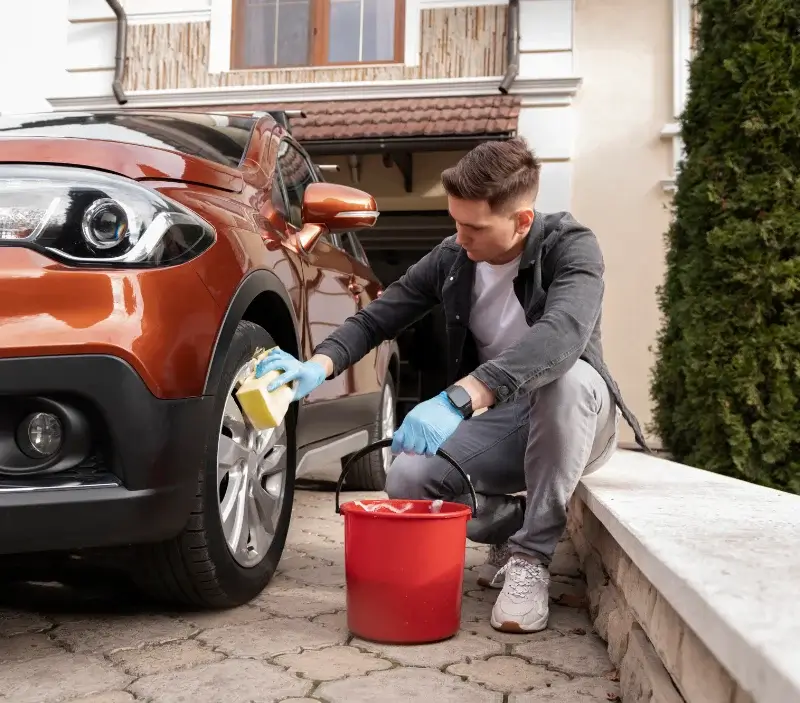 Lavage auto à domicile Dausse : professionnel intervenant sur un véhicule